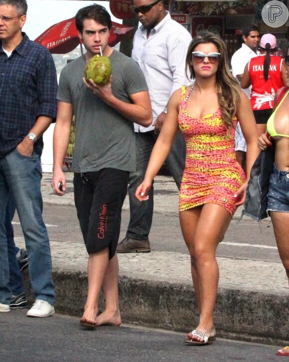 Babi Rossi e Olin Batista saindo de uma praia no Rio de Janeiro