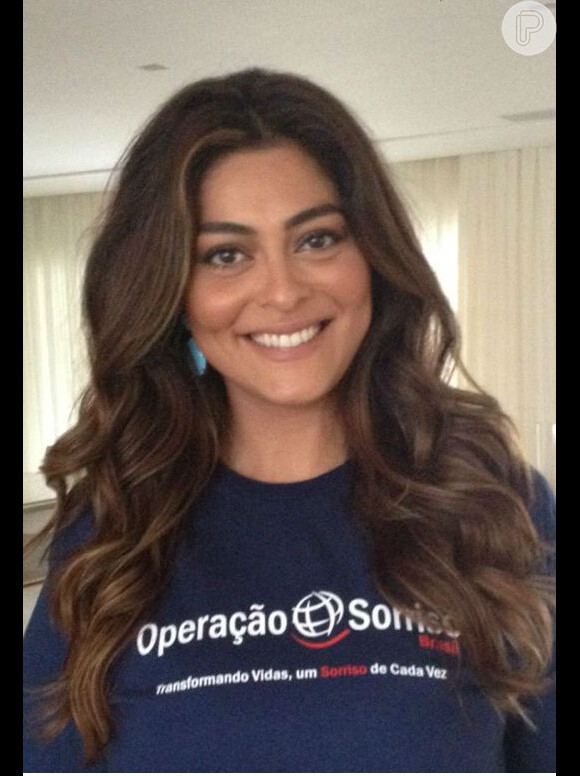 Juliana Paes veste a camisa em apoio à campanha realizada pela ONG Operação Sorriso