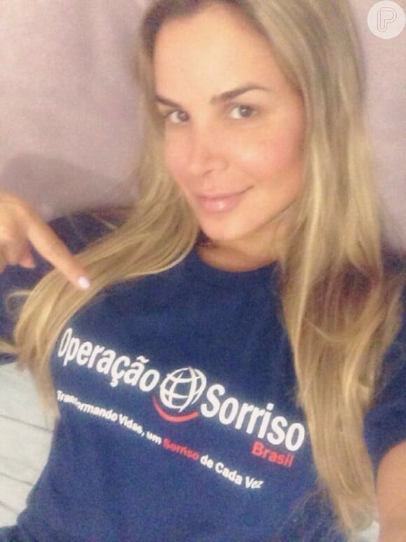 A atriz Robertha Portella, que integrou o elenco da novela 'Dona Xepa', da Record, participa da campanha vestindo a camisa da ONG