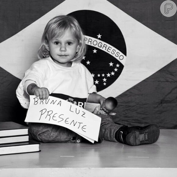 Carolinie Figueiredo postou uma foto da filha Bruna Luz, de 1 ano e 9 meses, protestando nas redes sociais