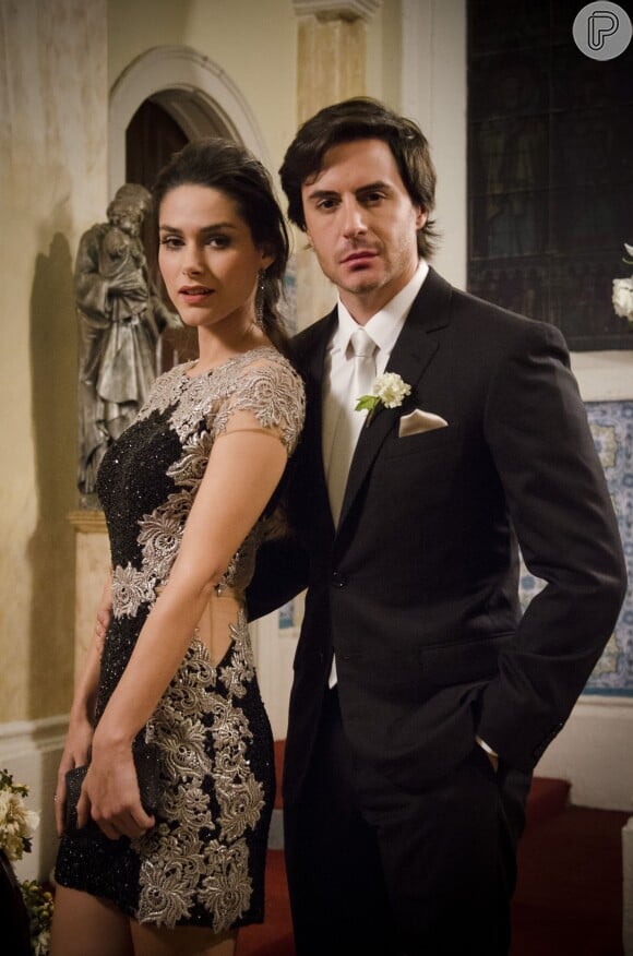 A personagem Leila (Fernanda Machado) planejou diversas armações para ficar com a fortuna de Nicole (Marina Ruy Barbosa) e coagiu o namorado Thales (Ricardo Tozzi) a participar dos planos, em 'Amor à Vida'