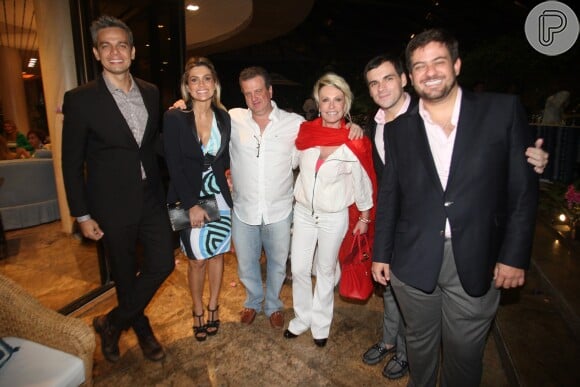 Ana Maria Braga e Mauro Bayout com Otaviano Costa, Flávia Alessandra e os noivos Sandro Barros e Bruno Astuto