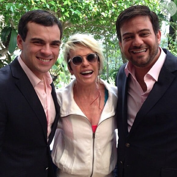 Ana Maria Braga ao lado dos noivos Sandro Barros e Bruno Astuto, colunista do programa 'Mais Você'