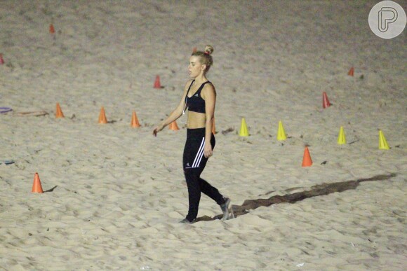Carolina Dieckmann malhou na Praia do Pepino, em São Conrado, Zona Sul do Rio de Janeiro, nesta segunda-feira, 7 de outubro de 2013