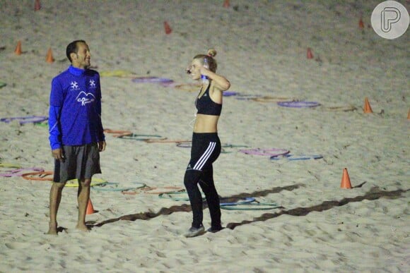 A atriz Carolina Dieckmann, no ar em 'Joia Rara', malhou com seu personal trainer na Praia do Pepino, em São Conrado, Zona Sul do Rio de Janeiro, nesta segunda-feira, 7 de outubro de 2013