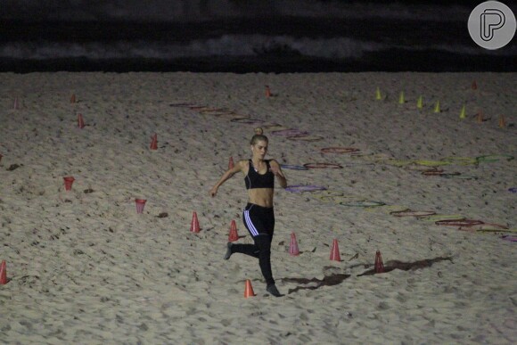 A atriz Carolina Dieckmann se exercitou na Praia do Pepino, em São Conrado, Zona Sul do Rio de Janeiro, nesta segunda-feira, 7 de outubro de 2013