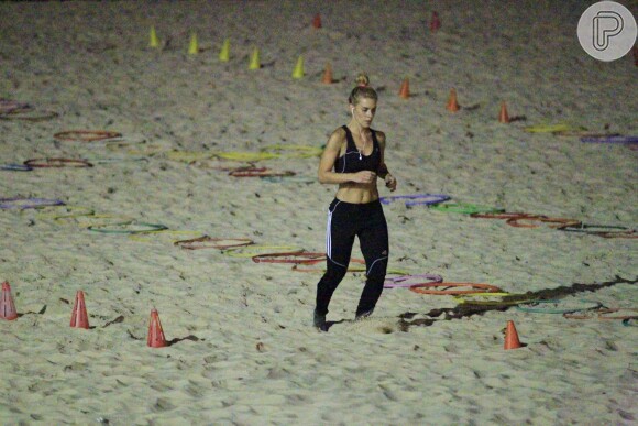Carolina Dieckmann se exercitou na Praia do Pepino, em São Conrado, Zona Sul do Rio de Janeiro, nesta segunda-feira, 7 de outubro de 2013, ao lado de seu personal trainer