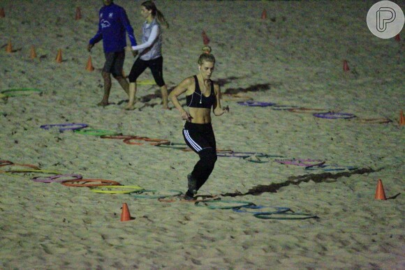 No ar em 'Joia Rara', Carolina Dieckmann se exercitou na Praia do Pepino, em São Conrado, Zona Sul do Rio de Janeiro, nesta segunda-feira, 7 de outubro de 2013