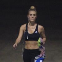 Carolina Dieckmann se exercita e exibe barriguinha sarada em praia do Rio