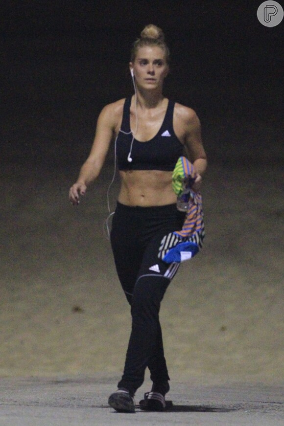 Carolina Dieckmann exibe barriga sarada enquanto se exercita na Praia do Pepino, em São Conrado, Zona Sul do Rio de Janeiro, nesta segunda-feira, 7 de outubro de 2013