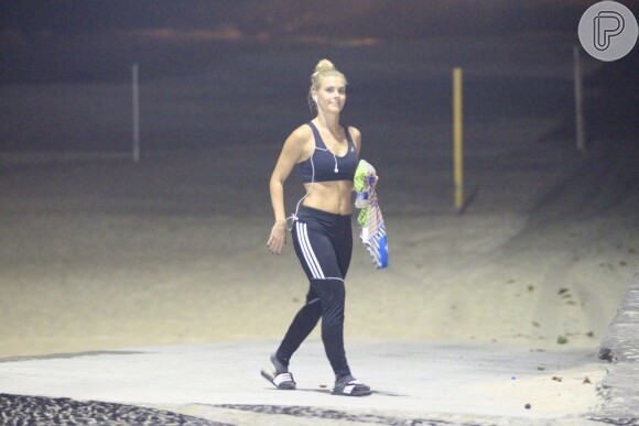 Carolina Dieckmann se exercitou na Praia do Pepino, em São Conrado, Zona Sul do Rio de Janeiro, nesta segunda-feira, 7 de outubro de 2013