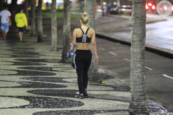 Carolina Dieckmann deixando a Praia do Pepino, em São Conrado, Zona Sul do Rio de Janeiro, nesta segunda-feira, 7 de outubro de 2013 após se exercitar