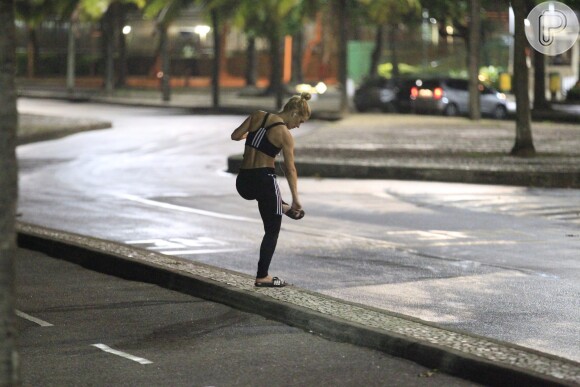 A atriz Carolina Dieckmann se ajeita após se exercitar na Praia do Pepino, em São Conrado, Zona Sul do Rio de Janeiro, nesta segunda-feira, 7 de outubro de 2013