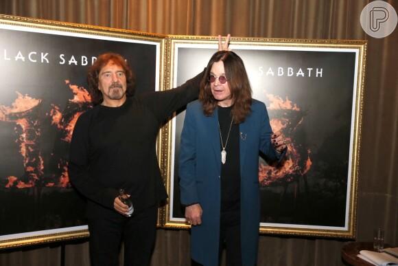 Geezer Butler faz chifrinhos em Ozzy Osbourne durante a sessão de fotos da coletiva do Black Sabbath