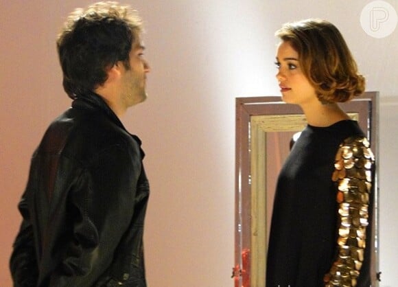 Amora (Sophie Charlotte) pergunta se Fabinho (Humberto Carrão) gostava mesmo dela quando a pediu em casamento, no passado, em 'Sangue Bom'