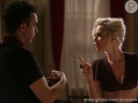 Aurora Lincoln (Mariana Ximenes) avisa a Joel (Marcelo Médici) que vai ao Brasil atrás de Décio (Miguel Rômulo), em 'Joia Rara'