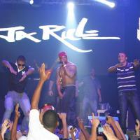 Rapper americano Ja Rule faz show no Rio e recebe famosos como Kayky Brito