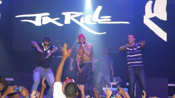 Rapper americano Ja Rule faz show no Rio e recebe famosos como Kayky Brito