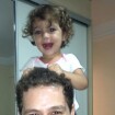 Cantor Pedro Leonardo posa alegre com a filha. 'Já cantando e feliz', diz amiga