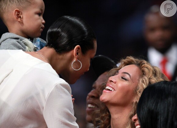 Alicia e Egypt cumprimentam a diva Beyoncé em jogo da NBA, em fevereiro deste ano. Alicia e Beyoncé são amigas desde a adolescência