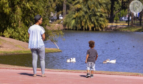 Alicia Keys e o filho durante passeio em Buenos Aires, em setembro deste ano