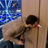 José Loreto beija a fechadura antes de tentar abrir a porta