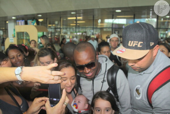 Thiaguinho tira foto com fãs no aeroporto de Belém, no Pará