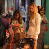 Letícia Birkheuer escolheu um look despojado para o passeio com a família no Rio