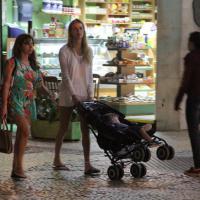 Recém-separada, Letícia Birkheuer passeia com a mãe e filho no Rio