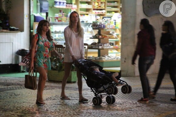 Letícia Birkheuer foi flagrada passeando com a mãe e o filho, João, na Zona Sul do Rio de Janeiro