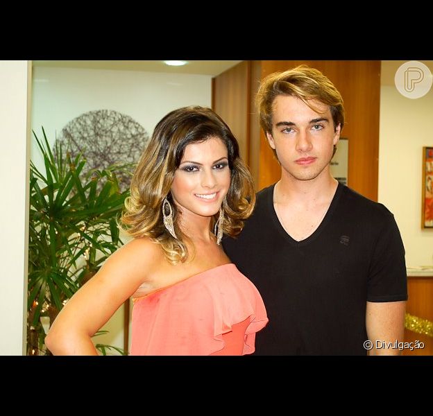 Babi Rossi e Olin Batista posam juntos no Paraná. A panicat foi conferir a performance do DJ em uma festa na boate Bielle Club