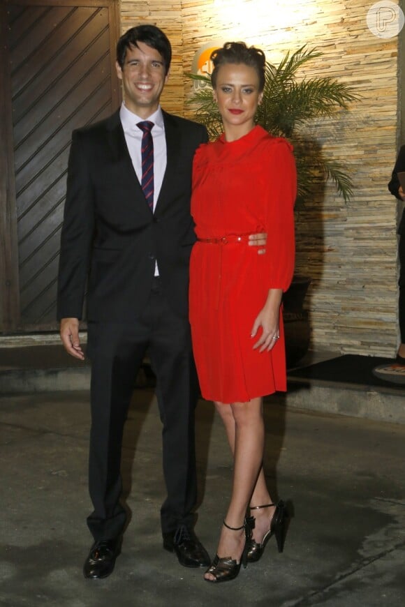 Juliana Silveira foi a um casamento em abril de 2013, ao lado de seu marido, João Vergara, e apostou em um vestido vermelho com a gola fechada e o corte senhoril, deixando-a mais velha do que realmente é