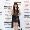 A cantora Carly Rae Jepsen apostou em um vestido preto com transparências para ir ao Billboard Music Awards, em maio, que deixou em evidência a barriguinha saliente e a o tule apenas dos lados ficou fora das proporções do modelito