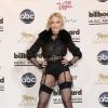 Sempre ousada, Madonna passou da conta no Billboard Music Awards, em maio de 2013, com um look todo de meia arrastão e cinta-liga