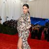 Pouco tempo antes de dar à luz North West, Kim Kardashian ousou ao apostar em um vestido floral todo fechado e com uma fenda lateral no baile do Met, em Nova York, no dia 6 de maio de 2013