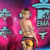 Miley Cyrus está em sua fase mais polêmica. Para ir ao EMA 2013, a cantora apostou em um vestido com estampa dos rappers Tupac e Notorious B.i.g e muito decote, além de uma bota que não combinava com o modelito