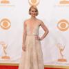 Claire Danes usou um vestido lindo no Emmy Awards, o problema foi o ajuste na parte superior, já que ele estava grande demais para o seu busto, que é pequeno. Com isso, ele deu a impressão de que seus seios estavam 'caídos'