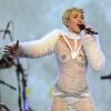 Para se apresentar no IHeartRadio Music Festival, em Las Vegas, em setembro de 2013, Miley apostou em um vestido transparente e mangas de pele, o que deixava partes de seu seio à mostra