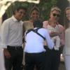 Flávia Sampaio e Eike Batista posam para fotos com o filho e convidados