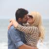 A atriz Antonia Fontenelle beijou e abraçou, na areias areias da praia do Recreio, na Zona Oeste do Rio de Janeiro, o cantor Kiko, em gravação de clipe da banda Chicabana, nesta segunda-feira, 14 de outubro de 2013