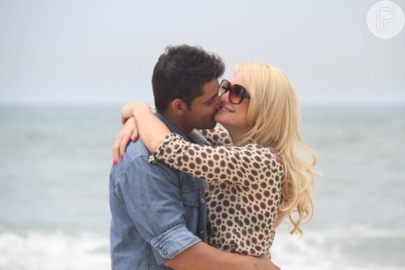 A atriz Antonia Fontenelle beijou e abraçou, na areias areias da praia do Recreio, na Zona Oeste do Rio de Janeiro, o cantor Kiko, em gravação de clipe da banda Chicabana, nesta segunda-feira, 14 de outubro de 2013