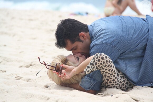 Antonia Fontenelle beija na areia Kiko, em gravação de clipe da banda Chicabana, nesta segunda-feira, 14 de outubro de 2013, na praia do Recreio, Zona Oeste do Rio. Cantor pode substituir Bell Marques no Chiclete com Banana