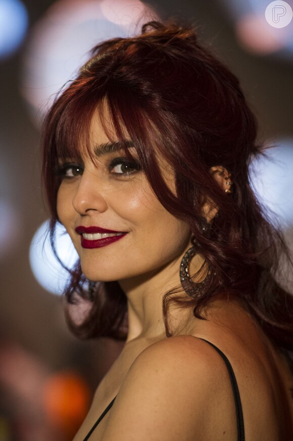 Letícia Sabatella encarna a cantora Palmira Valente