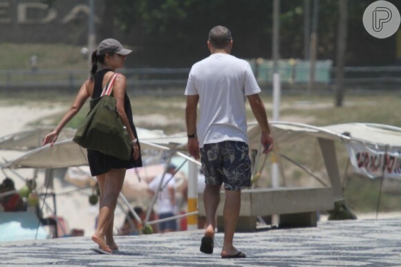 Patrícia Poeta e Amauri Soares deixam a praia do Leblon, no Rio