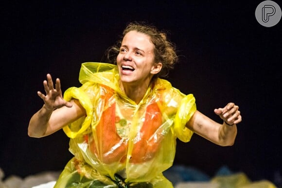A atriz Dani Barros estrela a peça 'Estamira - Beira do Mundo' no papel de uma catadora de lixo