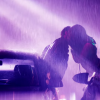 No clipe 'Cravo e Canela', Anitta aparece cantando sob um temporal cenográfico, enquanto flerta com o motorista de um carro parado ao lado do seu