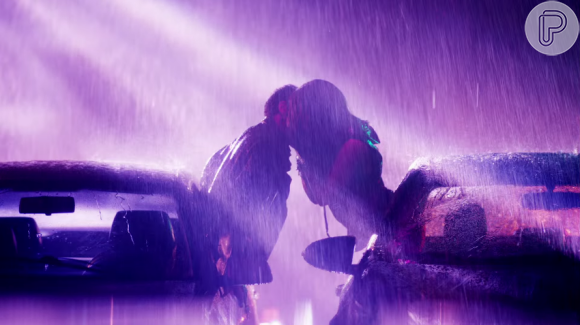No clipe 'Cravo e Canela', Anitta aparece cantando sob um temporal cenográfico, enquanto flerta com o motorista de um carro parado ao lado do seu
