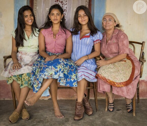 Luzia (Lucy Alves) teve duas filhas com Santo (Domingos Montagner): Olivia (Giullia Buscacio) e Isabel (Rayza Alcantara), na novela 'Velho Chico'