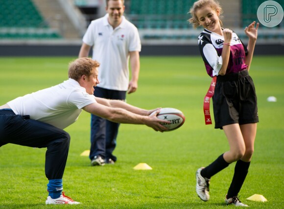 Príncipe Harry brincou com meninas e meninos de escolas públicas do Reino Unido