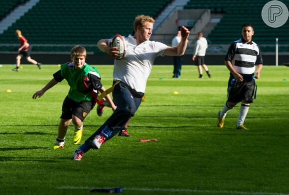 Príncipe Harry participou de uma partida de rugby com alunos de escoals públicas do Reino Unido para divugar o esporte